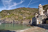 Liguria - Le Cinque Terre. Il Sentiero Verdeazzurro da Vernazza a Riomaggiore. La chiesa di Santa Margherita d'Antiochia a Vernazza. 